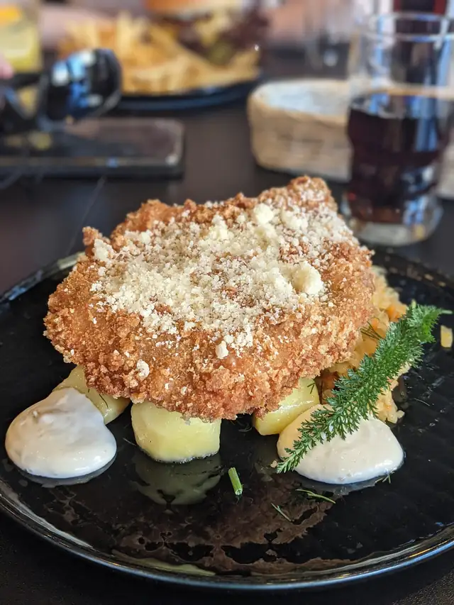 Schabowy szefa w panierce z parmezanem, z ziemniakami i młodą kapustą
